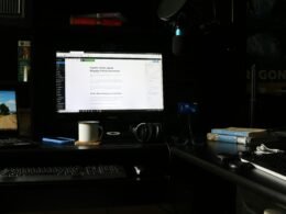 Ein flacher Computerbildschirm auf einem Schreibtisch mit moderner Technik, Monitor zeigt klare Darstellung der Benutzeroberfläche.