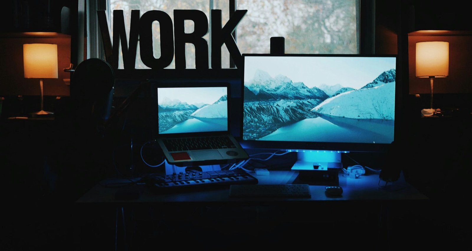 Schmal fokussierte Nahaufnahme eines Computerbildschirms im Büro, geeignet für Beiträge zu Technologie und Online-Marketing.