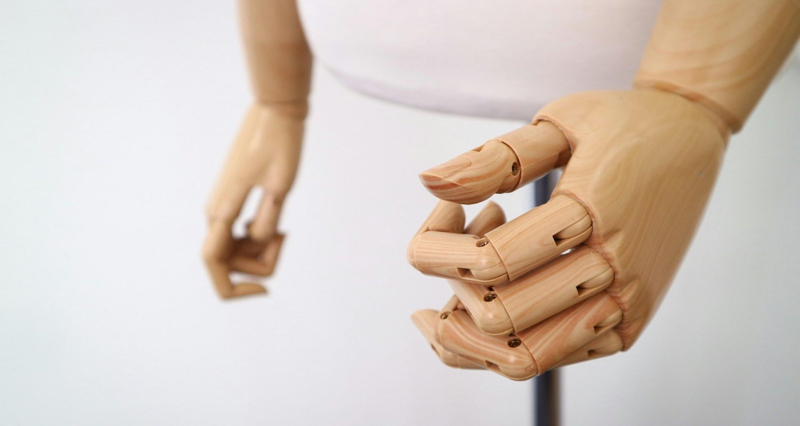 Nahaufnahme einer braunen Holzpuppe mit unscharfem Hintergrund, passend für kreative Themen und visuelle Inspiration.