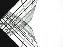 Niedrigwinkelaufnahme eines Hochhauses mit spiegelnder Glasfassade und klaren Linien in moderner Architektur.