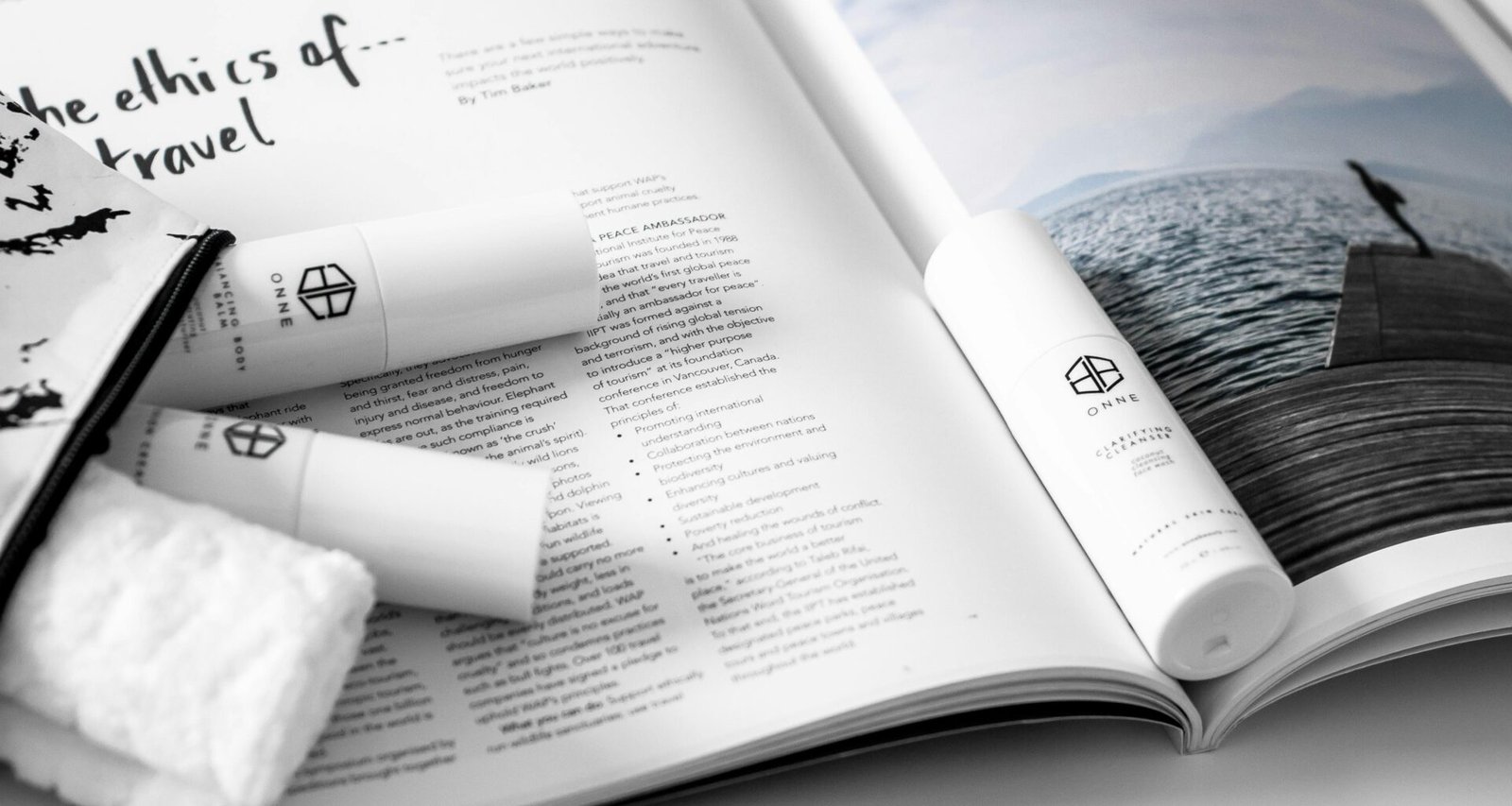 Flatlay-Fotografie eines aufgeschlagenen Buches mit weißen und schwarzen Seiten zur Illustration von Lese- oder Designinhalten.