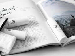 Flatlay-Fotografie eines aufgeschlagenen Buches mit weißen und schwarzen Seiten zur Illustration von Lese- oder Designinhalten.