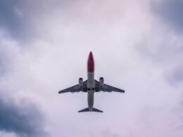 Flugzeug in luftiger Höhe vor blauem Himmel; Illustration moderner Luftfahrt und deren technologischer Aspekte.