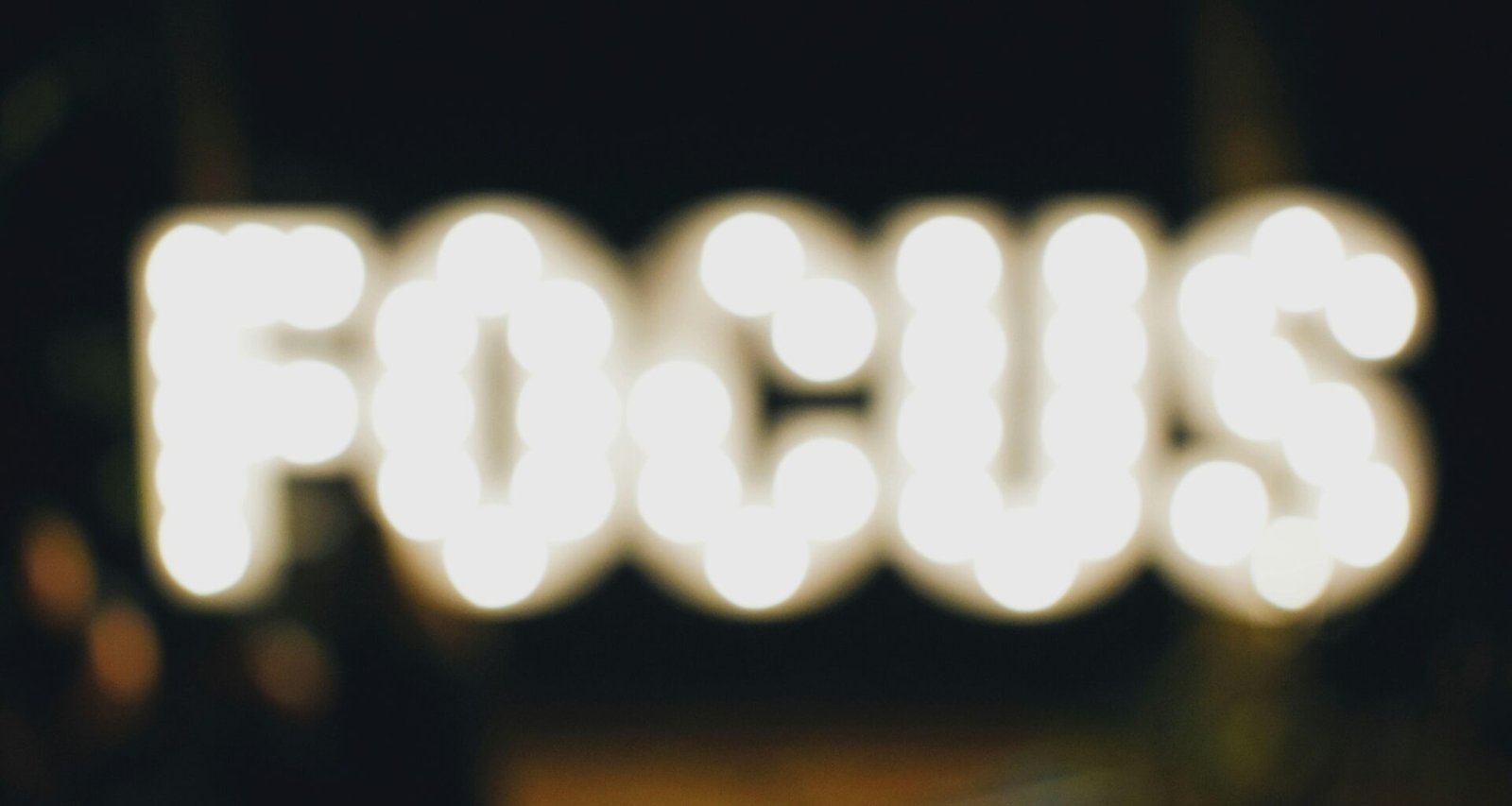 Leuchtendes Fokus-Schild in einer dunklen Umgebung als Symbol für Konzentration und digitale Ausrichtung