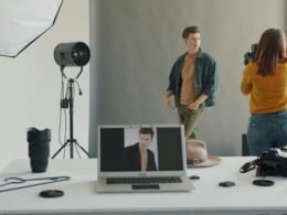 Fotograf nimmt in einem professionellen Studio gezielt eine männliche Schaufensterpuppe mit der Kamera auf
