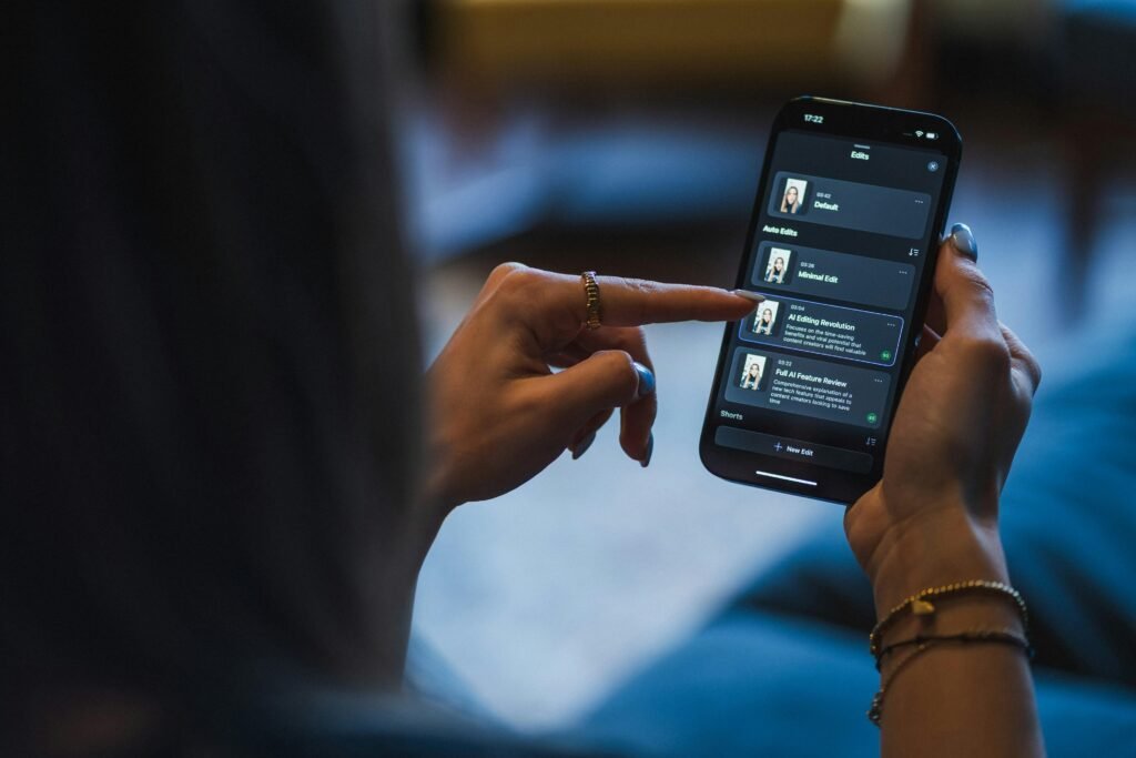 Frau bedient mit ihrem Smartphone eine Smart-Home-App zur Steuerung von Haushaltsgeräten in einem modernen Wohnraum.