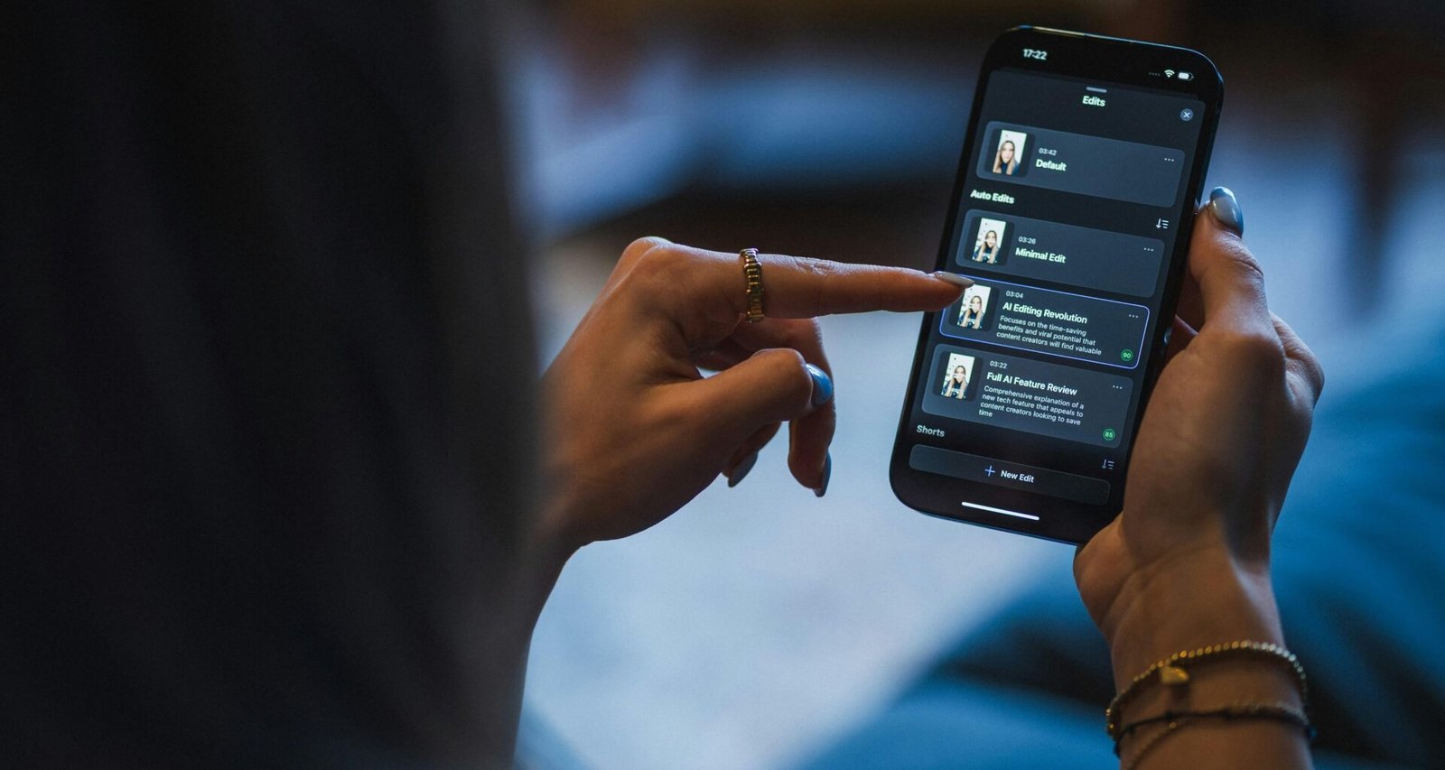 Frau bedient eine Smart-Home-App auf dem Smartphone zur Steuerung vernetzter Geräte in ihrem modernen Zuhause.