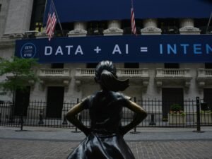 Statue einer Frau im schwarzen Kleid, stehend auf einem Sockel im öffentlichen Raum, fotografiert von Robb Miller