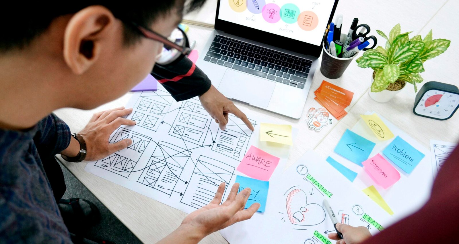 Frau mit schwarzem Langarmshirt hält weißes Papier im modernen Büro, ideal für Themen rund um Präsentation und Arbeitsalltag.