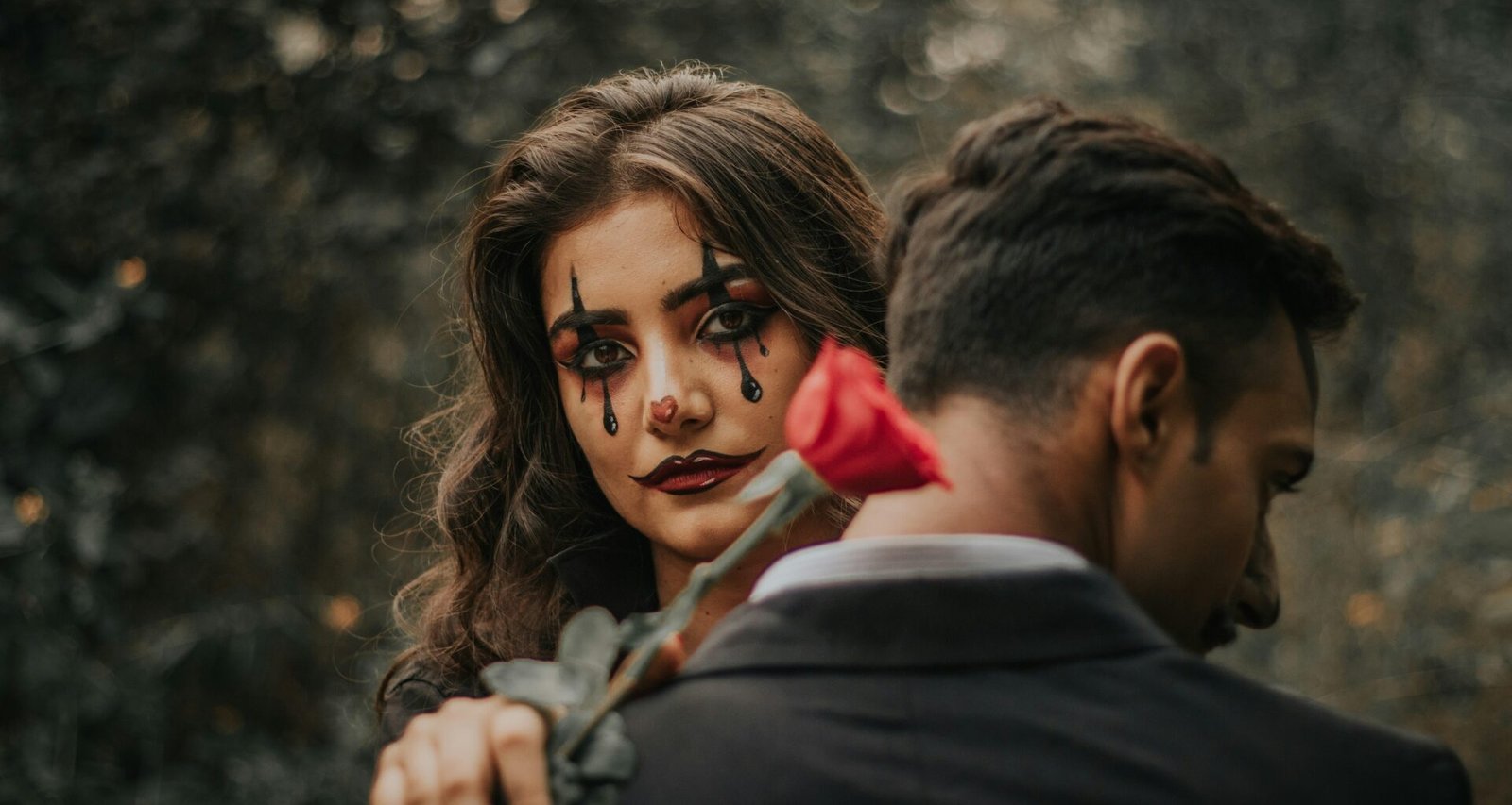 Porträtfoto einer Frau, die eine rote Rose vor sich hält, als Symbol für Ästhetik und individuelle Akzente