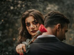 Porträtfoto einer Frau, die eine rote Rose vor sich hält, als Symbol für Ästhetik und individuelle Akzente