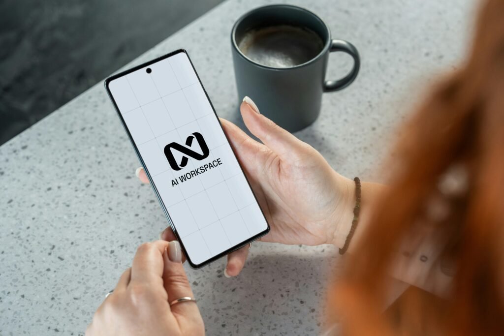 Frau hält ein Smartphone mit sichtbarem AI Workspace Logo, Symbol für digitale Arbeitsmethoden und künstliche Intelligenz
