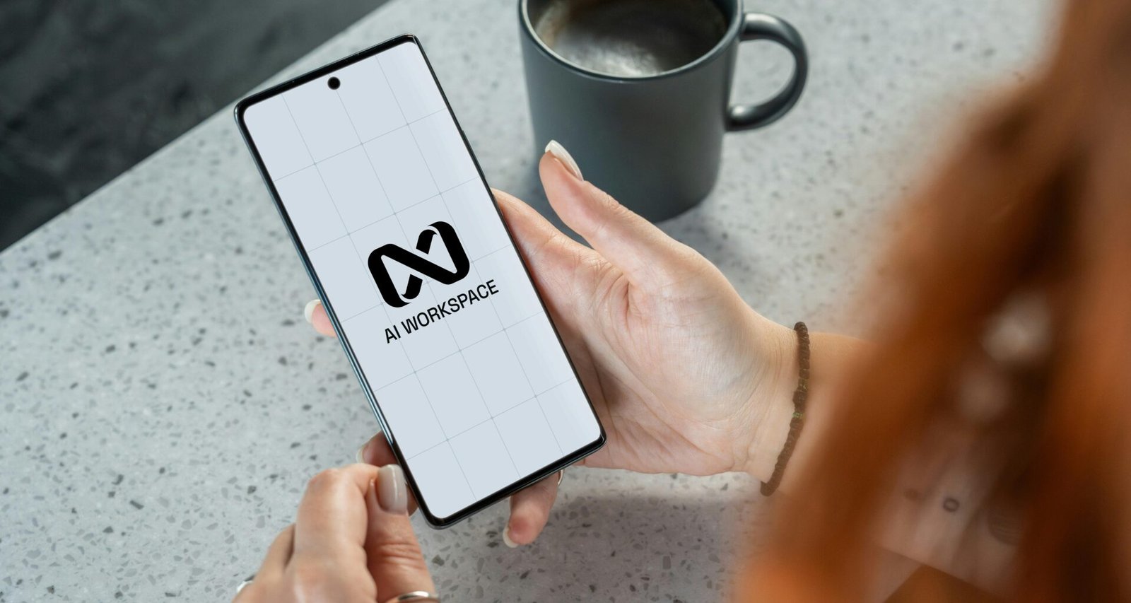 Frau zeigt Smartphone mit deutlich sichtbarem AI Workspace Logo in der Hand, Symbol für digitale Arbeitswelt
