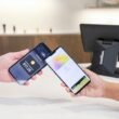 Zwei Smartphones werden genutzt, um eine kontaktlose Zahlung zwischen Geräten durchzuführen. Modernes mobiles Bezahlen im Alltag.