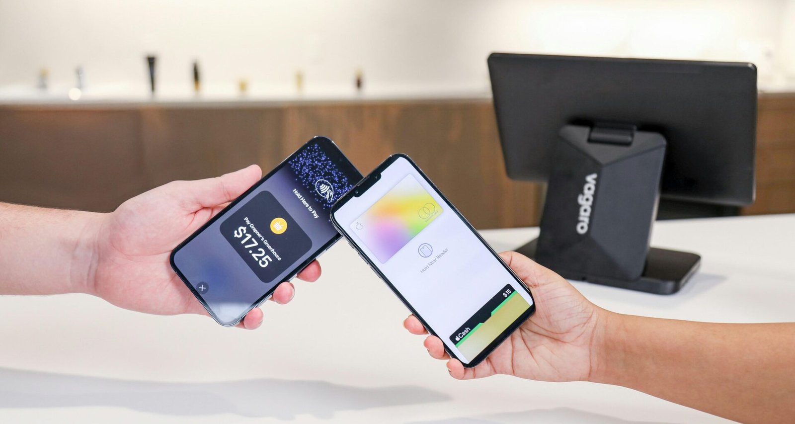 Zwei Smartphones werden genutzt, um eine kontaktlose Zahlung zwischen Geräten durchzuführen. Modernes mobiles Bezahlen im Alltag.