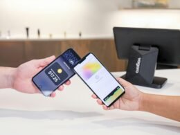 Zwei Smartphones werden genutzt, um eine kontaktlose Zahlung zwischen Geräten durchzuführen. Modernes mobiles Bezahlen im Alltag.