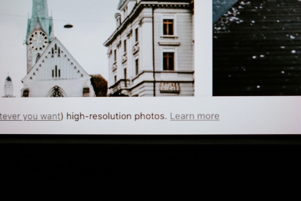 Weiße und schwarze Betonfassade eines modernen Gebäudes mit klaren Linien, Architektur im urbanen Umfeld