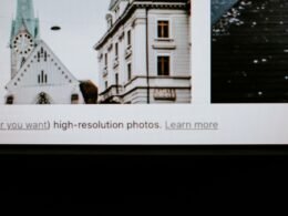 Weiße und schwarze Betonfassade eines modernen Gebäudes mit klaren Linien, Architektur im urbanen Umfeld