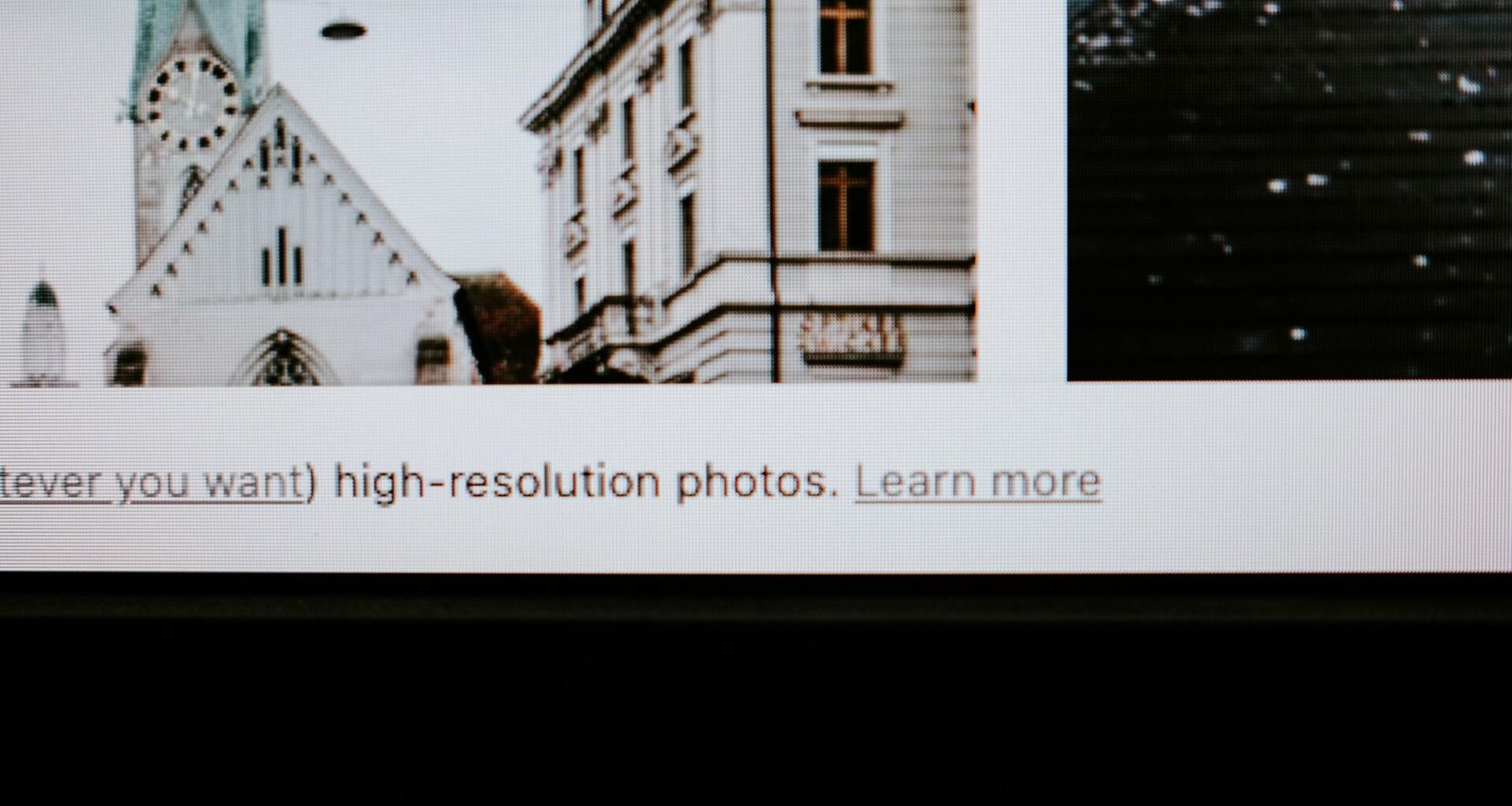 Weißes und schwarzes Betongebäude mit klaren Linien und moderner Fassadengestaltung in urbaner Umgebung