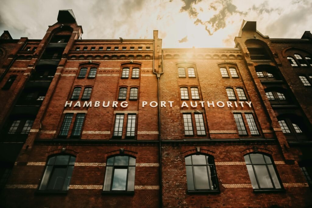 Ansicht des Hamburg Port Authority Gebäudes mit moderner Fassade, gelegen am Hafen von Hamburg bei Tageslicht.