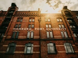 Ansicht des Hamburg Port Authority Gebäudes mit moderner Fassade, gelegen am Hafen von Hamburg bei Tageslicht.
