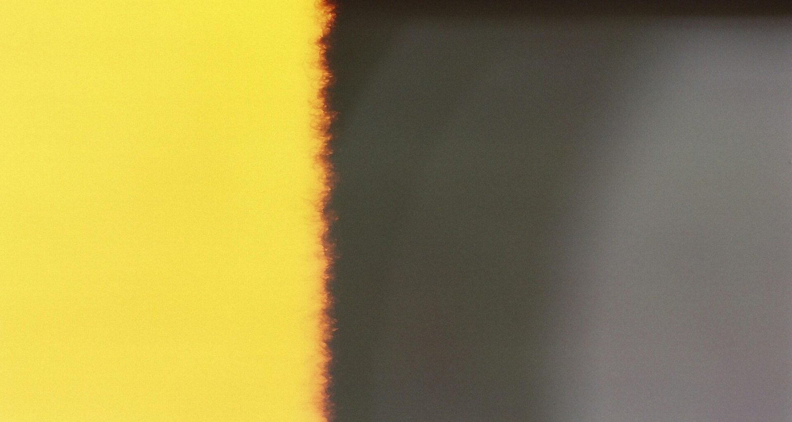 Nahaufnahme eines gelb und schwarz gestreiften Textils mit gut sichtbarer Struktur und klaren Linien