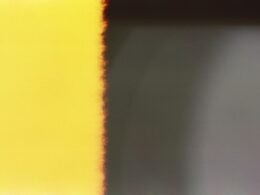 Nahaufnahme eines gelb und schwarz gestreiften Textils mit gut sichtbarer Struktur und klaren Linien