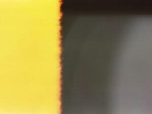 Nahaufnahme eines gelb und schwarz gestreiften Textils mit gut sichtbarer Struktur und klaren Linien