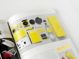 Gelb-weiße Dose mit sichtbar platziertem Etikett auf neutralem Hintergrund, Idealbeispiel für Verpackungsdesign