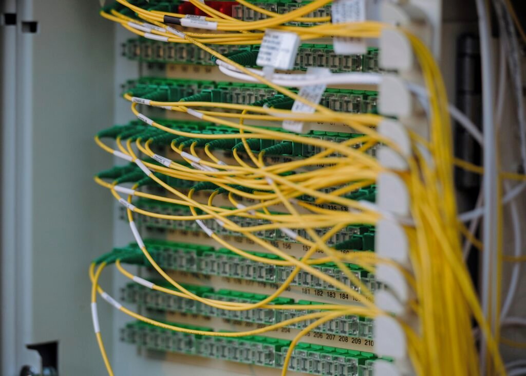 Gelbe und grüne Kabel sind akkurat verbunden und zeigen die korrekte Anordnung von Leitungen in einer technischen Umgebung.