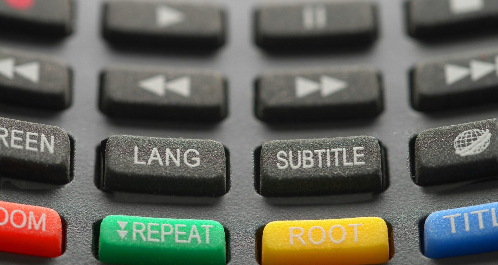 Gelbes und grünes Kunststoffspielzeug aus der Nähe betrachtet, zeigt die vielseitige Verwendung von Plastik im Alltag