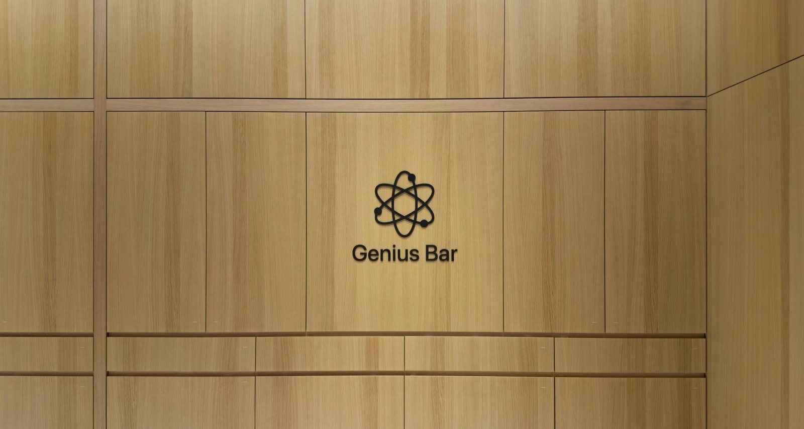 Genius Bar Logo auf einer hellen Holzpaneelwand – modernes Branding in technisch gestalteter Umgebung