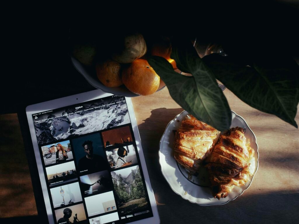 Geschnittene Brotscheiben liegen auf einem weißen Keramikteller auf einem hellen Untergrund, fotografiert von oben