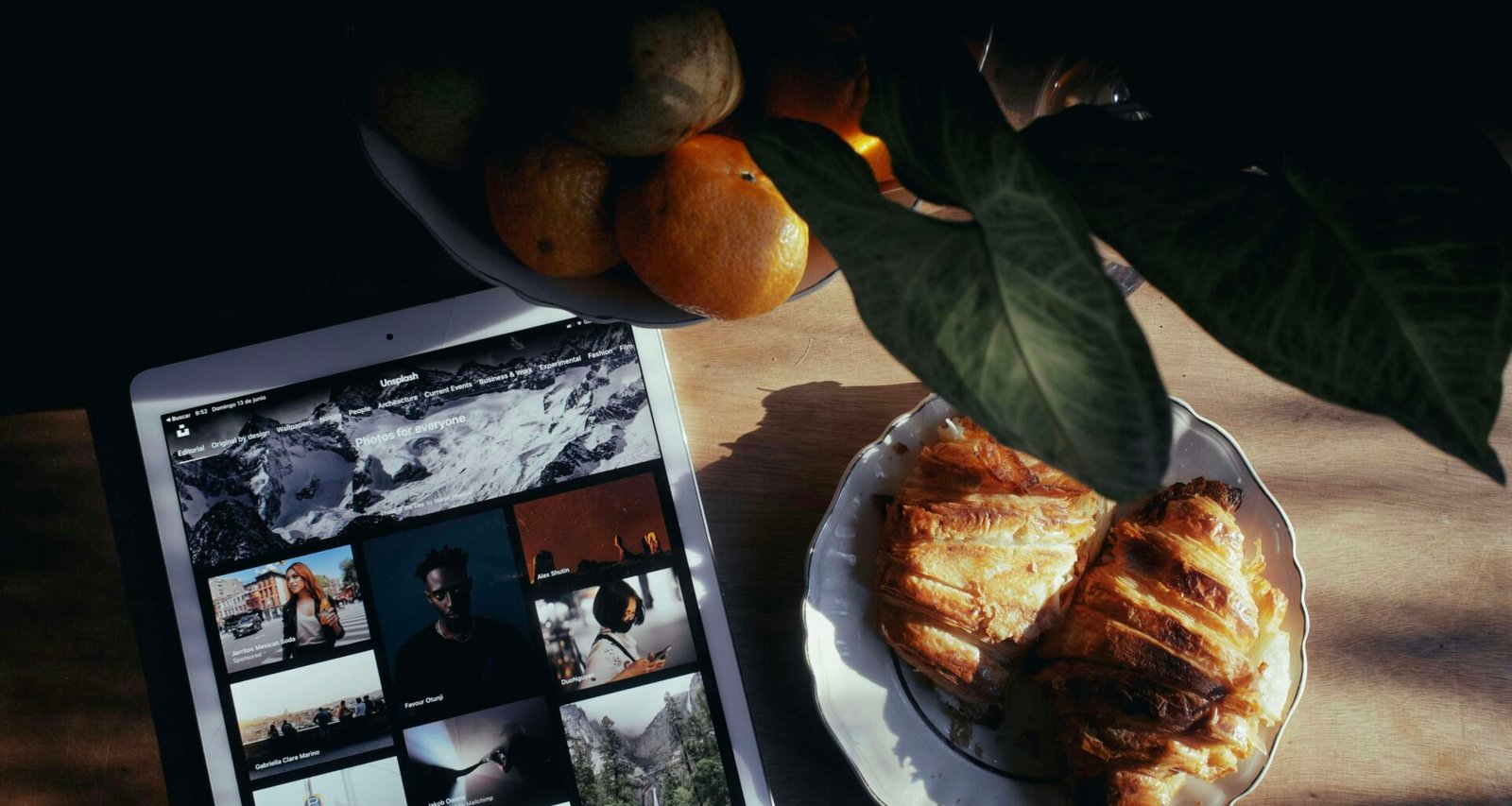 Geschnittene Brotscheiben liegen auf einem weißen Keramikteller auf einem hellen Untergrund, fotografiert von oben
