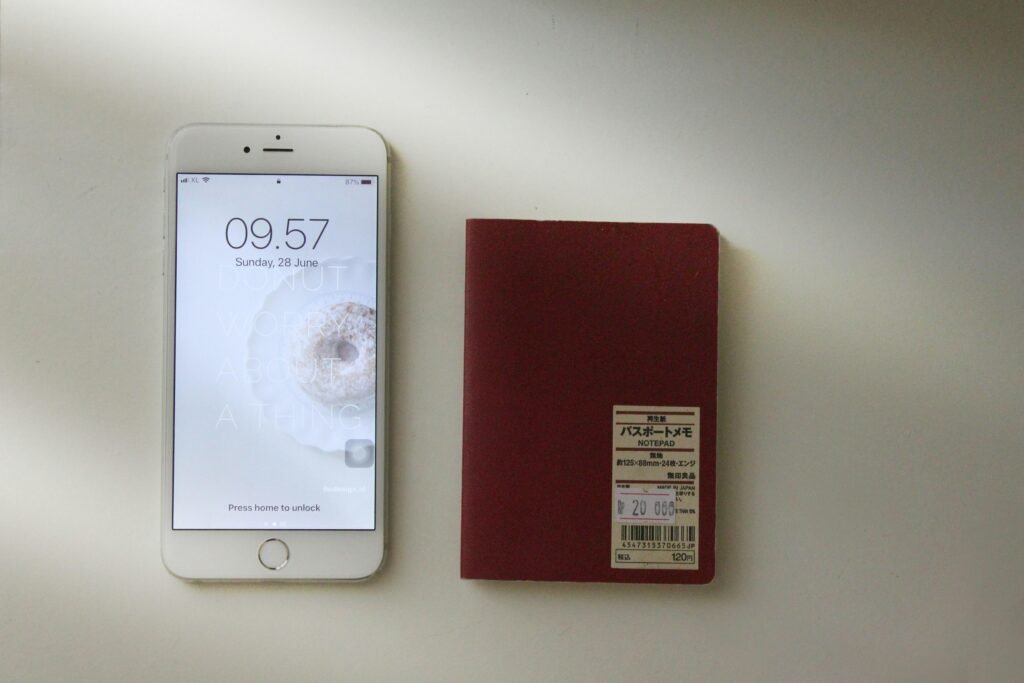 Goldenes iPhone 6 liegt auf einem weißen Tisch; hochwertige Smartphone-Technologie für den modernen Alltag