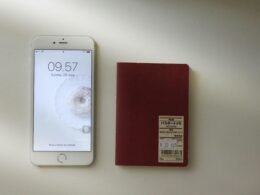 Goldenes iPhone 6 liegt auf einem weißen Tisch; hochwertige Smartphone-Technologie für den modernen Alltag