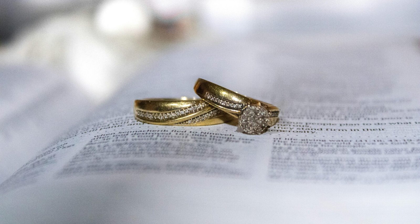 Goldener Diamantring liegt auf weißem Druckerpapier – Detailfoto für Schmuck- und Technik-Artikel.