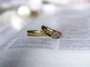 Goldener Diamantring liegt auf weißem Druckerpapier – Detailfoto für Schmuck- und Technik-Artikel.