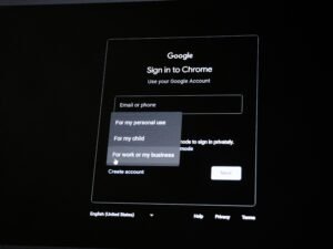 Bildschirm mit Google-Anmeldemaske in Chrome, auf einem Laptop angezeigt; Benutzeroberfläche sorgt für einfache Konto-Verwaltung.