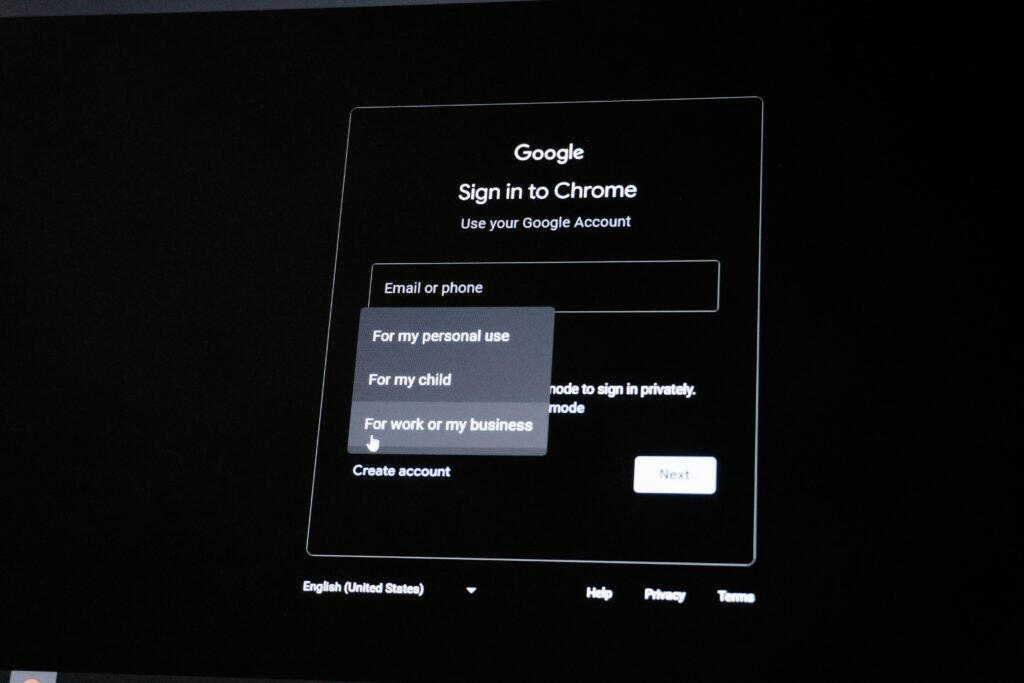 Anmeldebildschirm von Google in Chrome mit Eingabefeld für E-Mail-Adresse, Fokus auf Benutzerfreundlichkeit.