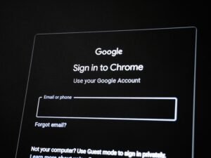 Google Chrome Anmeldebildschirm mit sichtbarem E-Mail-Feld für den Login-Prozess auf einem Computer