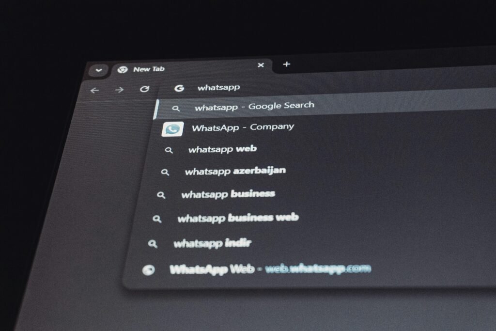 Screenshot der Google-Suchergebnisse für WhatsApp mit Logo und Suchleiste im Fokus