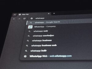 Screenshot der Google-Suchergebnisse für WhatsApp mit Logo und Suchleiste im Fokus
