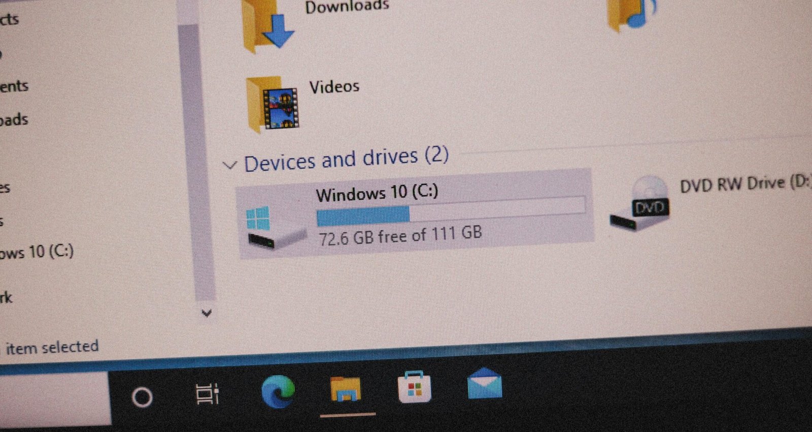 Grafische Benutzeroberfläche einer modernen Team-Anwendung mit verschiedenen Funktionselementen auf einem Bildschirm