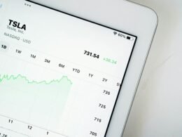 Grafische Benutzeroberfläche mit modernen Designelementen auf einem digitalen Bildschirm, geeignet für Web- und App-Entwicklung