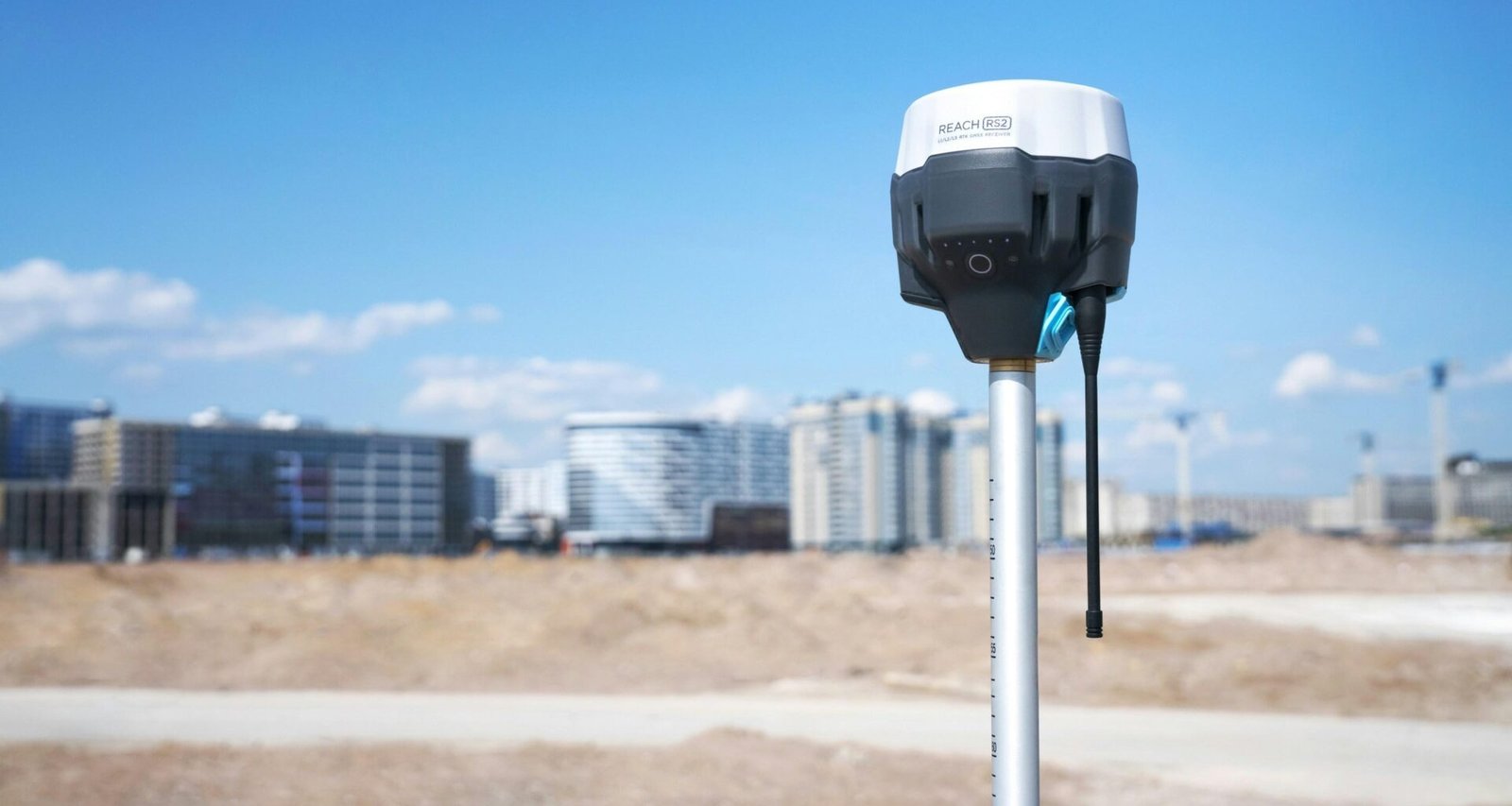 Graue und schwarze Digitalkamera auf grauem Metallstativ während des Tages – Technik für professionelle Aufnahmen