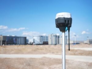 Graue und schwarze Digitalkamera auf grauem Metallstativ während des Tages – Technik für professionelle Aufnahmen