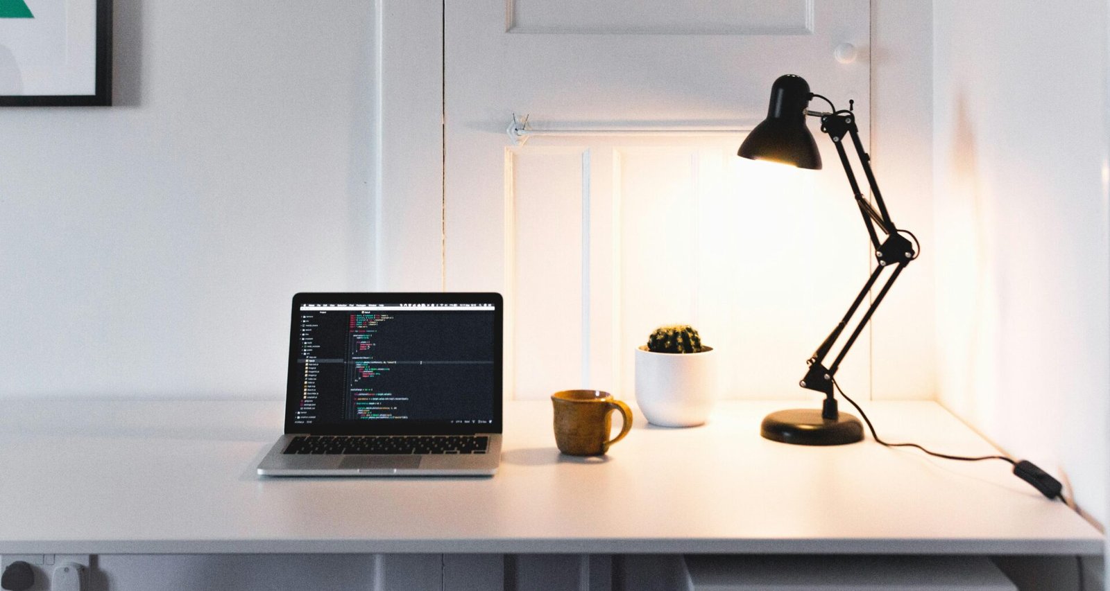 Grauer Laptop geöffnet und eingeschaltet, bereit für den Einsatz bei digitalen Projekten oder im Online-Marketing