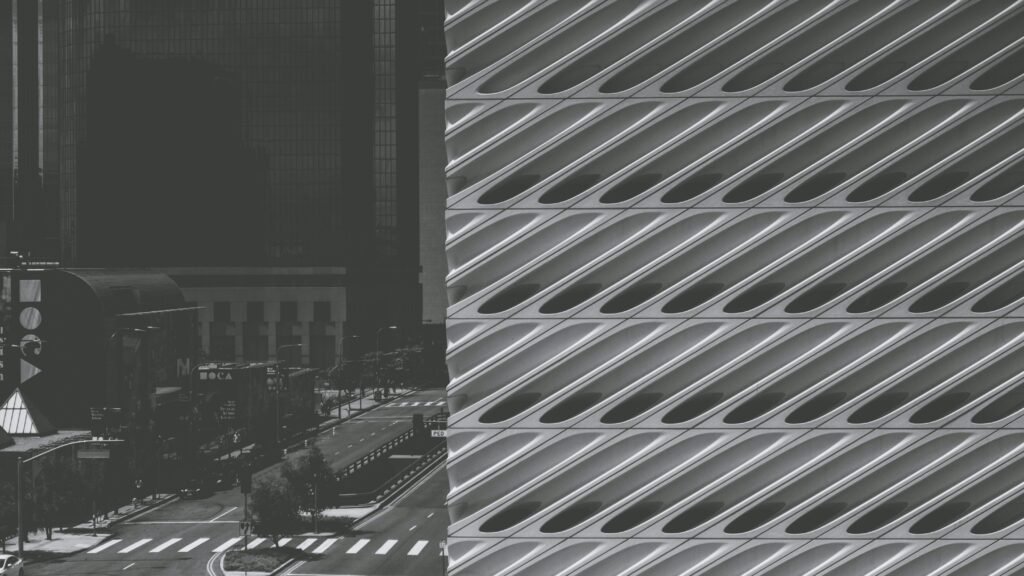 Schwarzweißfoto einer Asphaltstraße mit klarer Textur, im Zentrum des Bildes und ohne sichtbare Fahrzeuge