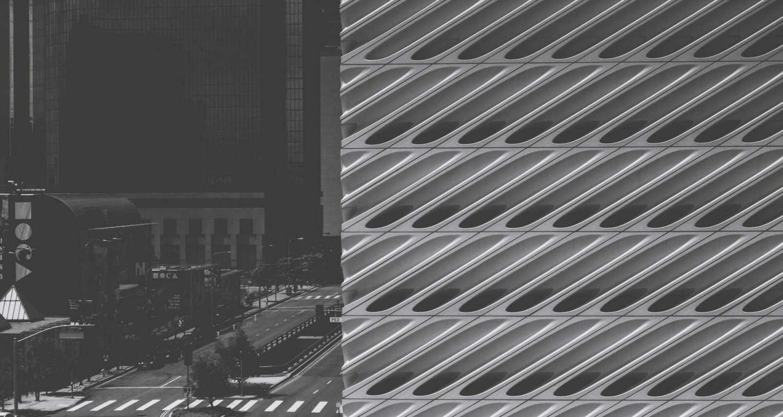 Schwarzweißfoto einer Asphaltstraße mit klarer Textur, im Zentrum des Bildes und ohne sichtbare Fahrzeuge